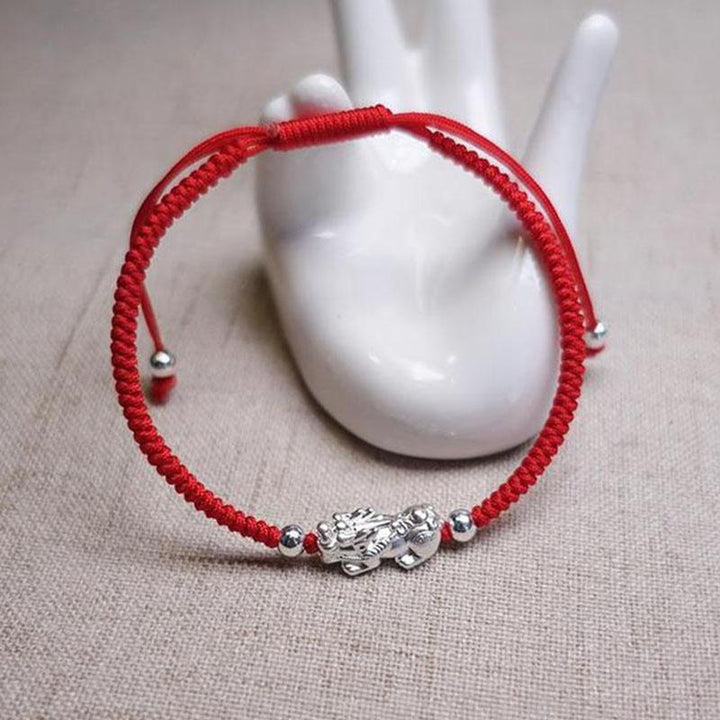 Rotes Schnurarmband mit silbernen Pixiu - Glück anziehen - Bracelet - TaoTempel
